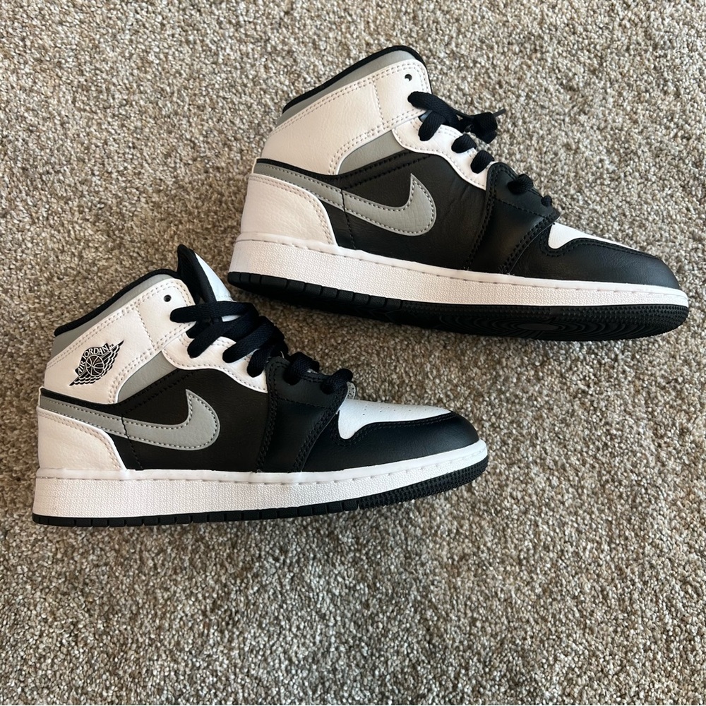 Air Jordan 1 Mid White Shadow